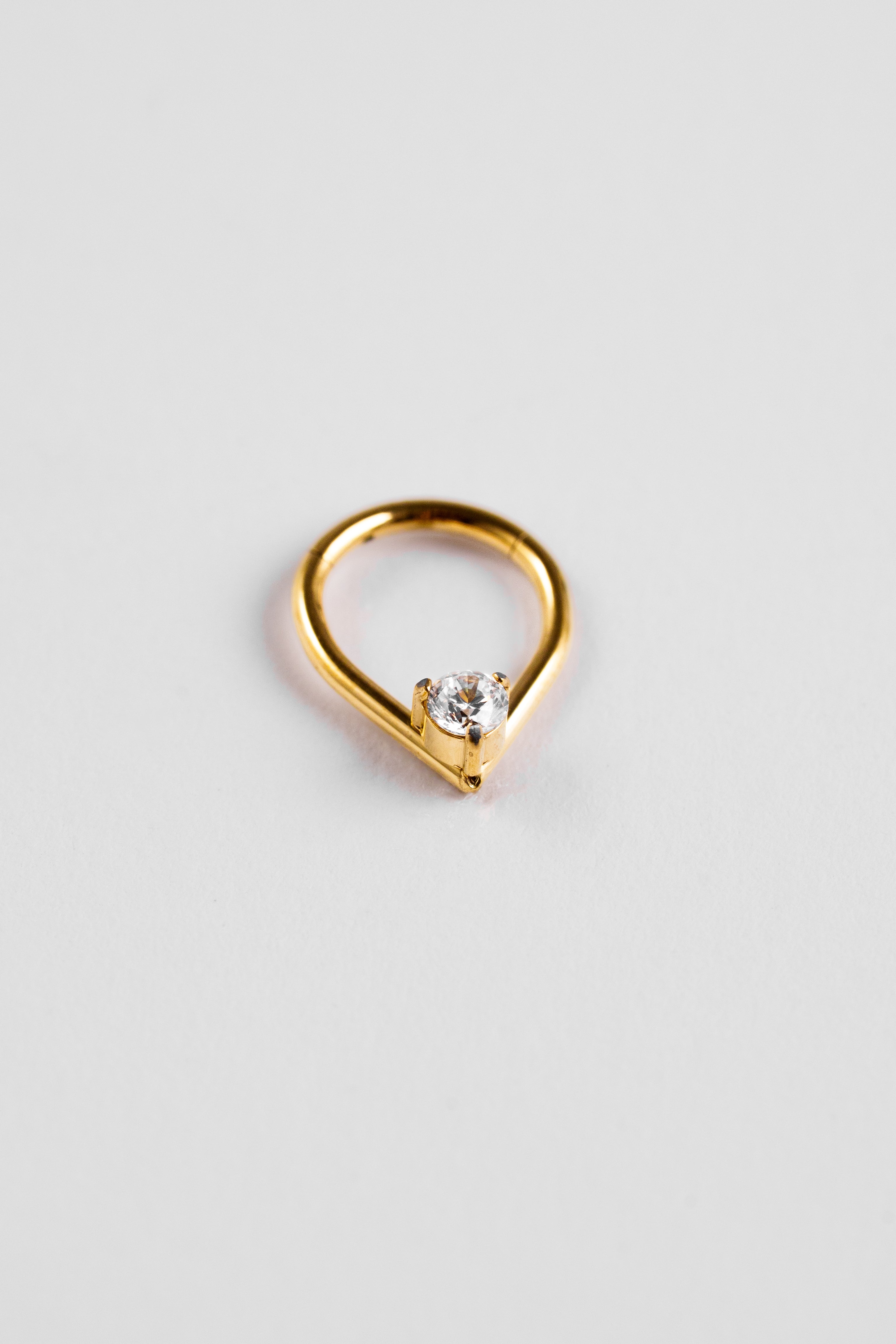 Titan Piercing – V-Shape Crystal